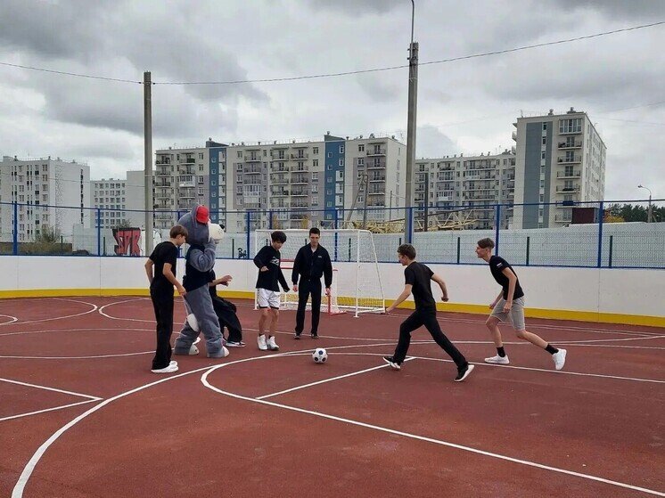 Футбол летом, хоккей зимой: в Луговом открыли «умную» спортплощадку